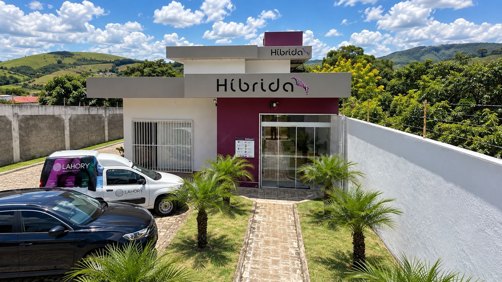 Sede da Híbrida com veículo da marca Lahory estacionado na entrada